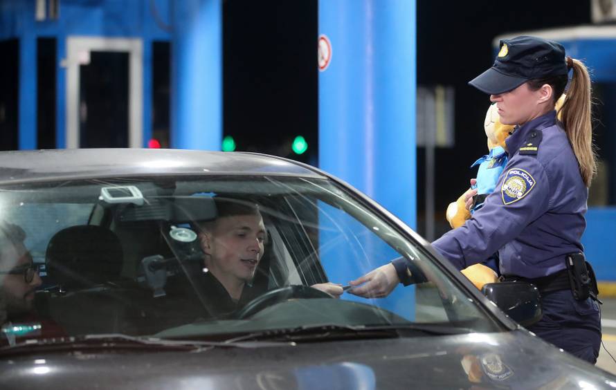 Posljednji putnik na graničnom prijelazu Bregana prije ulaska Hrvatske u Schengen nagrađen je policijskim medvjedićem