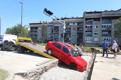 Karlovac: Autom uletio u gradilište i propao u jarak