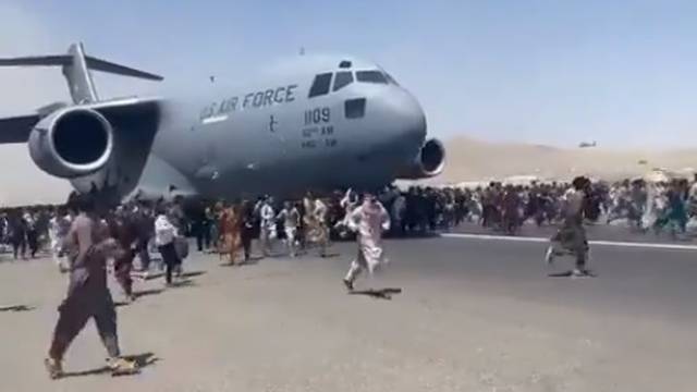 Internetom se šire šokantne snimke iz Kabula: 'Vezali se za kotače aviona pa ispali u zraku'