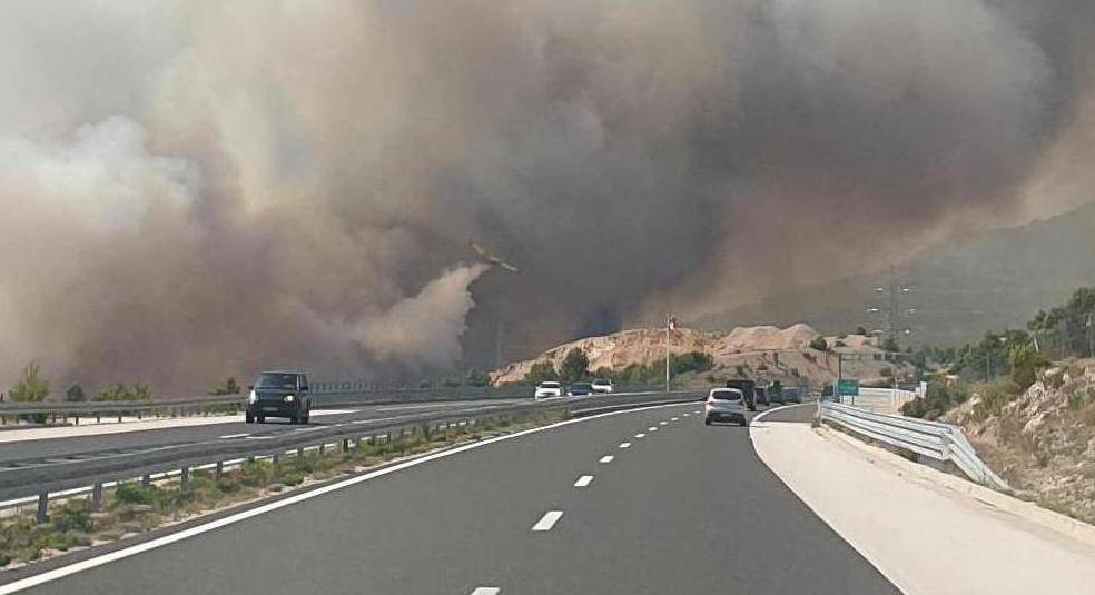 Besana noć pred vatrogascima: Počeli su evakuirati stanovnike