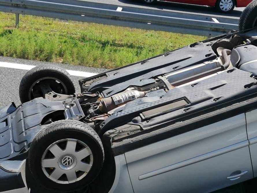 Kod Bosiljeva mu poispadali auti? Jedan završio na krovu