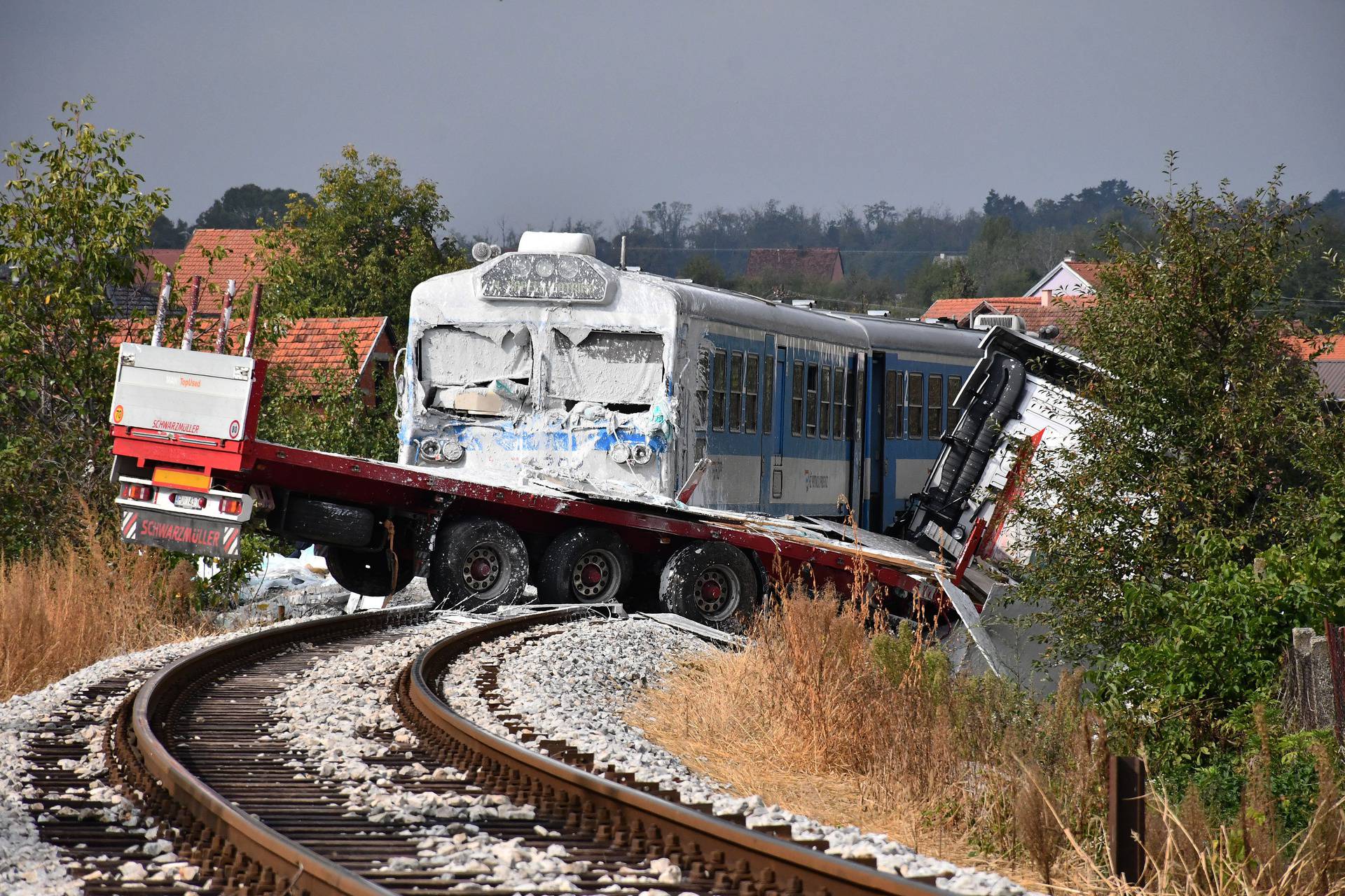 Požega -  Sudar putničkog vlaka i kamiona na pružnom prijelazu u ulici Nikole Zrinskog u Požegi.