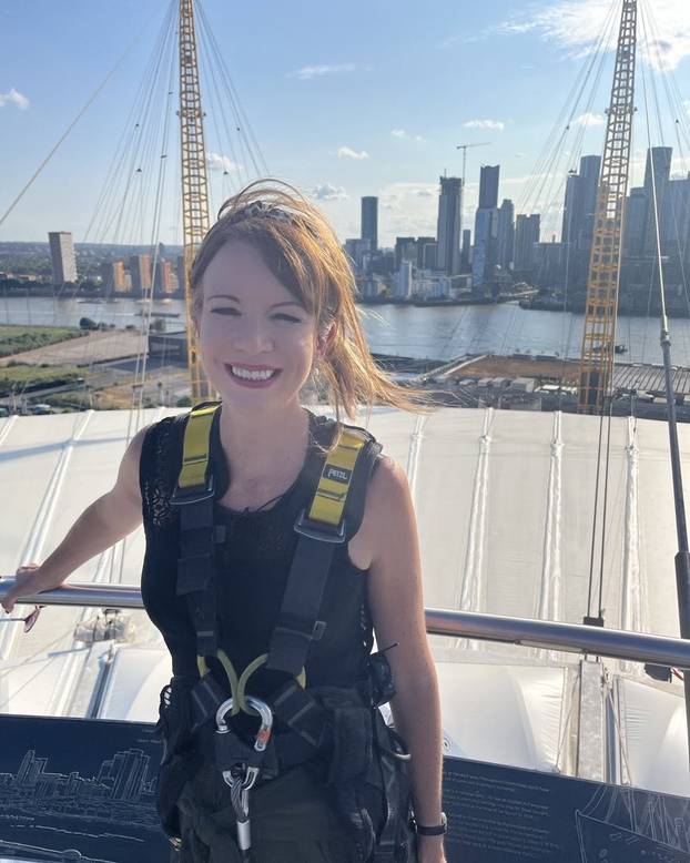 Šok u programu uživo! BBC-jeva voditeljica pokazala haltere?! 'Morao sam popiti aspirin!'