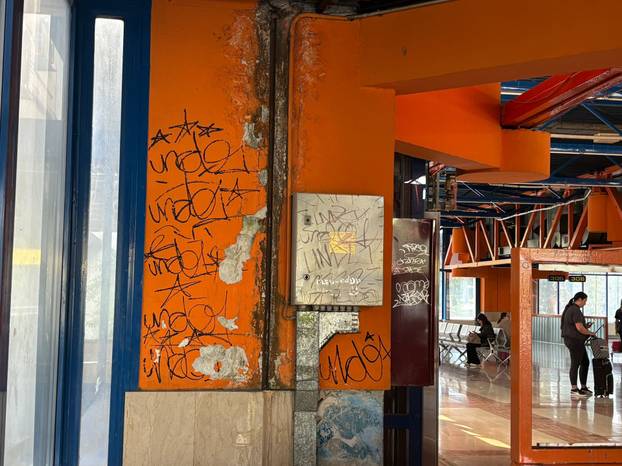 FOTO Autobusni kolodvor se raspada! Među putnike pala staklena stijenka, evo fotki