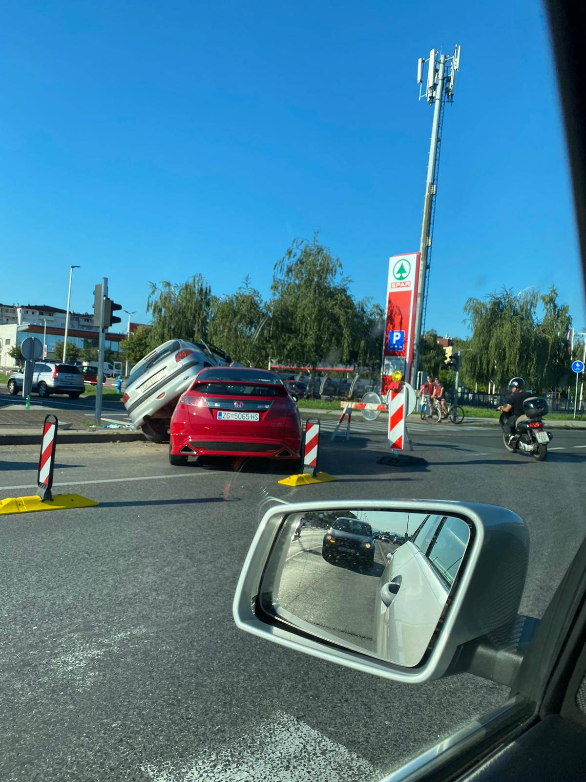 Prolaznici okretali zgnječeni auto kako bi izvukli vozača van