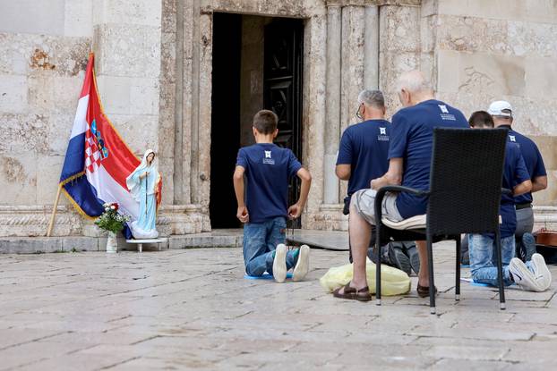 Zadar: Molitelji ispred katedrale sv. Stošije