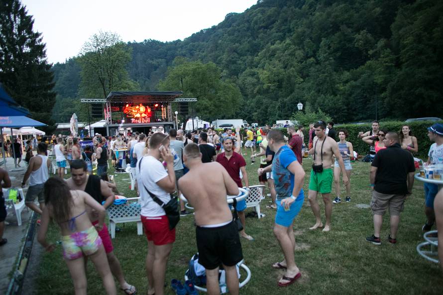 Žestoki pool party u Samoboru uz Mercedes-Benz A-klasu