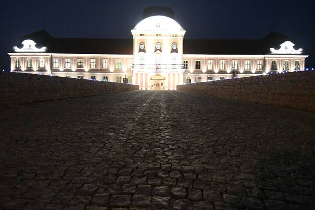 Virovitica: Središte grada sjaji  u blagdanskom ozračju jer traje manifestacija Advent u Virovitici