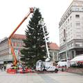 FOTO Pripreme za zagrebački Advent u punom jeku: Bor od 16 metara dobio je kuglice i ukrase