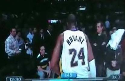 Kobe Bryant bacio ručnik gledateljici ravno u glavu