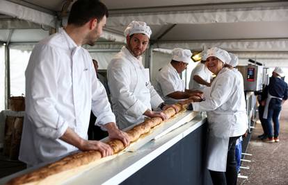 Rekord: Francuski pekari ispekli najduži 'baguette' na svijetu