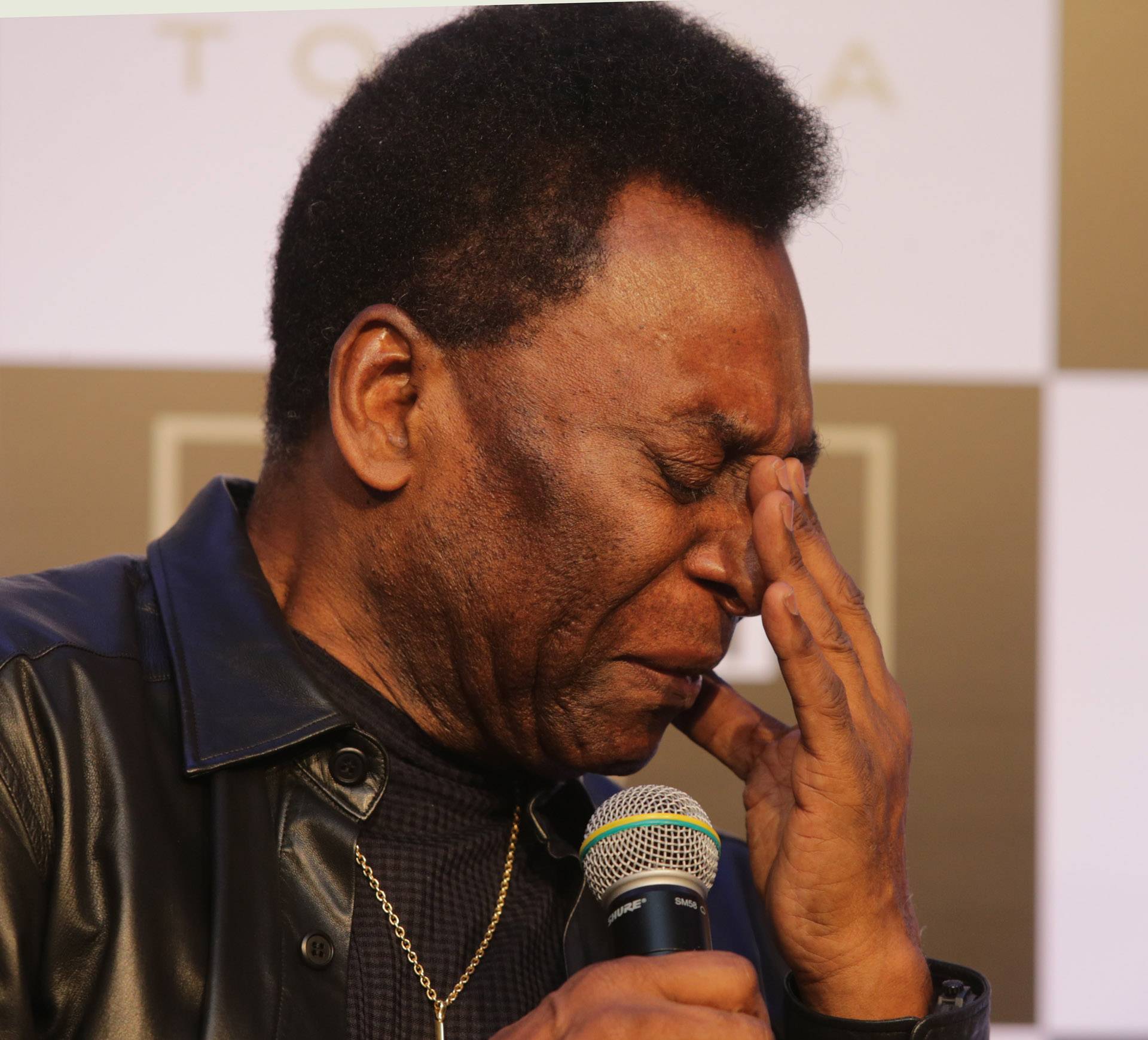 The former Brazilian player Edson Arantes do Nascimento, Pele, is thrilled at the press conference to launch the book "1283".