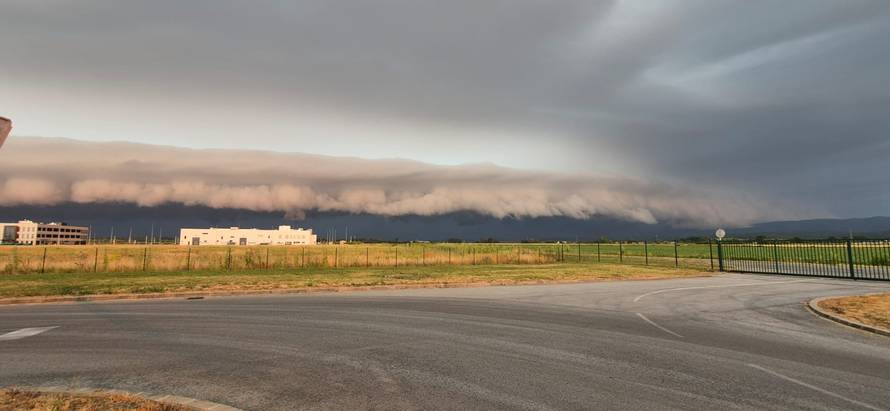 VIDEO Kod N. Gradiške snimio oblake koji donose kaos: DHMZ digao alarm za moguće oluje!