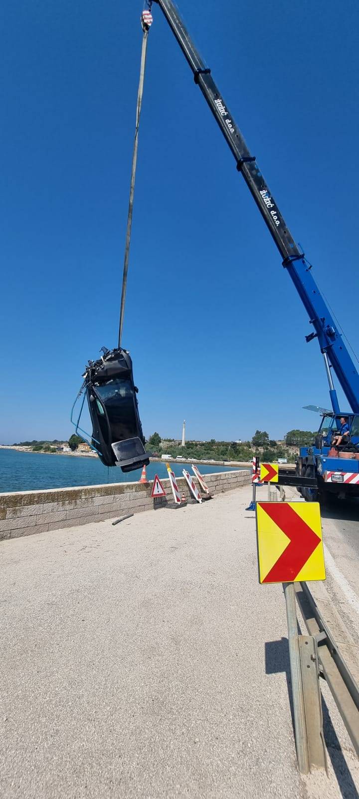 Jurili Porscheom od 180 tisuća eura pa kod Novigrada sletjeli s mosta i završili na dnu mora