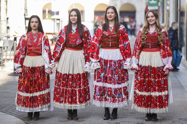 Zagreb: Grupa Lelek, koja &cacute;e se natjecati na ovogodišnjoj Dori, privla&ccaron;ila je pa&zcaron;nju prolaznika