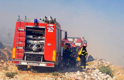 Benkovac: Požar su gasili kanaderi te 'air tractor'