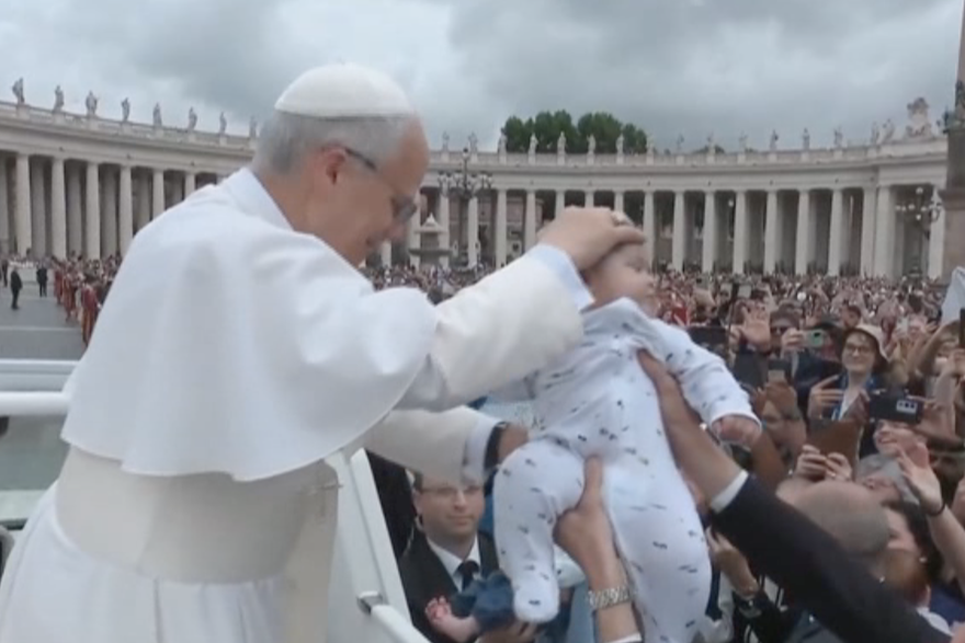 Papa se družio s ljudima