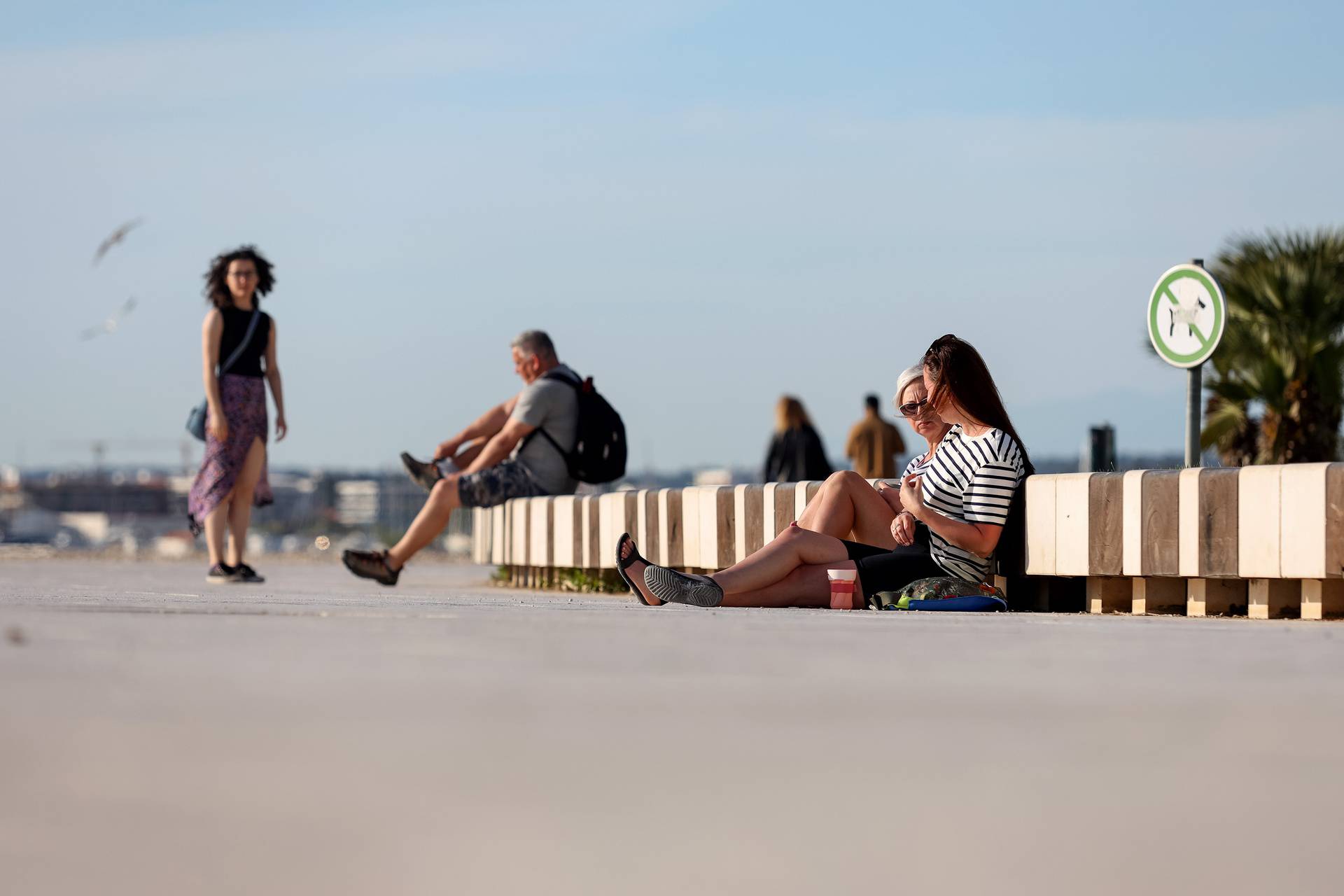 Zadar: Sunčan i topao dan Zadrani i turisti iskoristili za šetnju, a neki i za kupanje