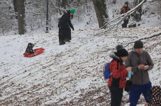Zagreb: Maksimir, jedno od omiljenih mjesta za sanjkanje, grudanje ili šetnju po snijegu