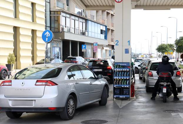 Šibenik: Po?ele su gužve na benzinskim postajama uo?i najavljenog poskupljenja goriva