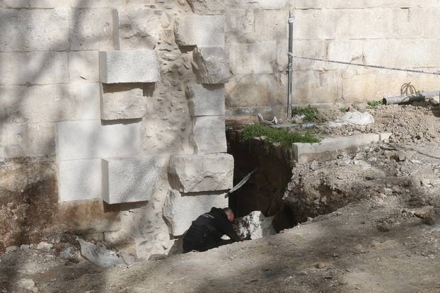 Split: Na radnika pala kamena gromada te ga priklještila, prevezen je u bolnicu