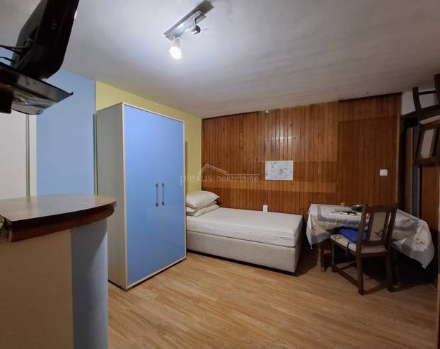 FOTO U Splitu prodaju 18 m2 za 139.000 eura. Pogledajte kako su uredili stan. 'Blizu Rive je...'