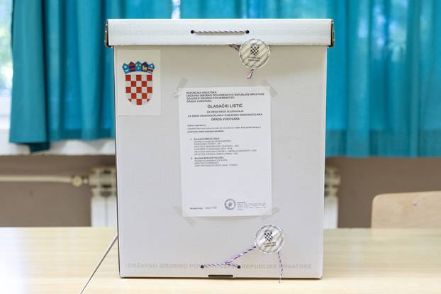 Vukovar: Kutije za glasačke listiće na biračkom mjestu