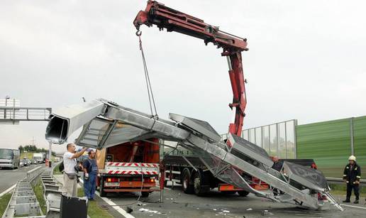 Obilaznica: Semafor pao na cestu i smrskao automobil 