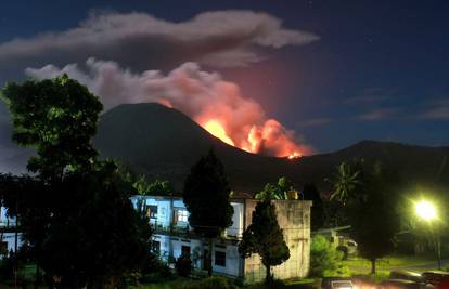 Indonezijski vulkan Lokon je bacao pepeo do 3,5 km u zrak