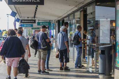 FOTO Pogledajte veliku gužvu pred pekarnicom u Zagrebu