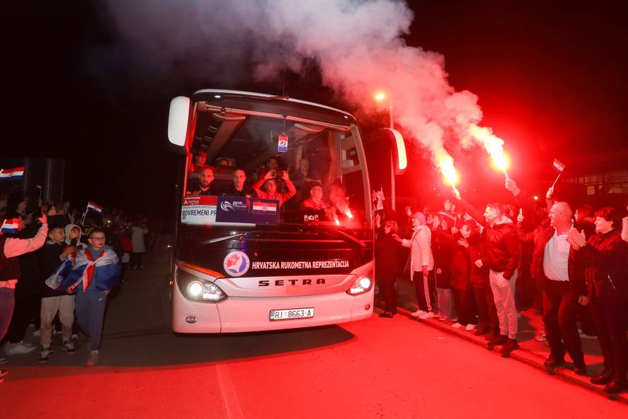 Brojni Karlovčani pozdravili rukometaše na putu za Zagreb