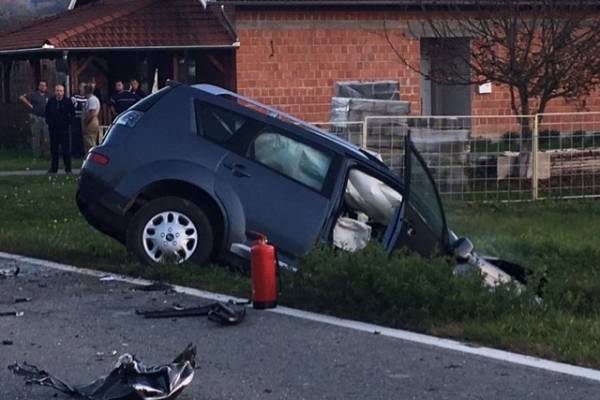 Frontalni sudar auta i kamiona: Poginuli su muškarac i žena