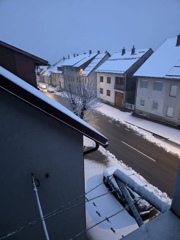 FOTO Na Sljemenu je pao snijeg, zabijelile su i Lika i Gorski kotar