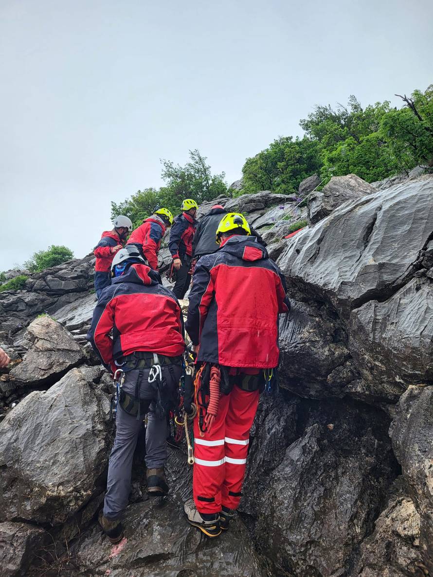 Gospić: Automobilom sletio provaliju, izvukao ga HGSS