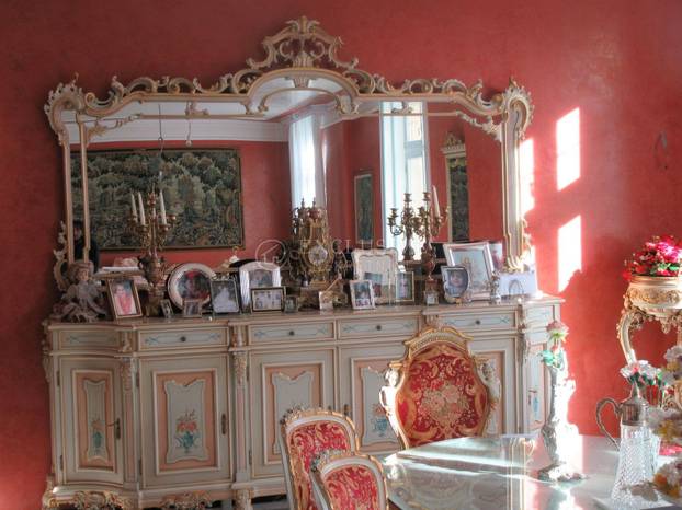 Ovako nešto nikad niste vidjeli! Prodaje se stan u Opatiji: Zlato, mramor, kipovi koji nose TV...