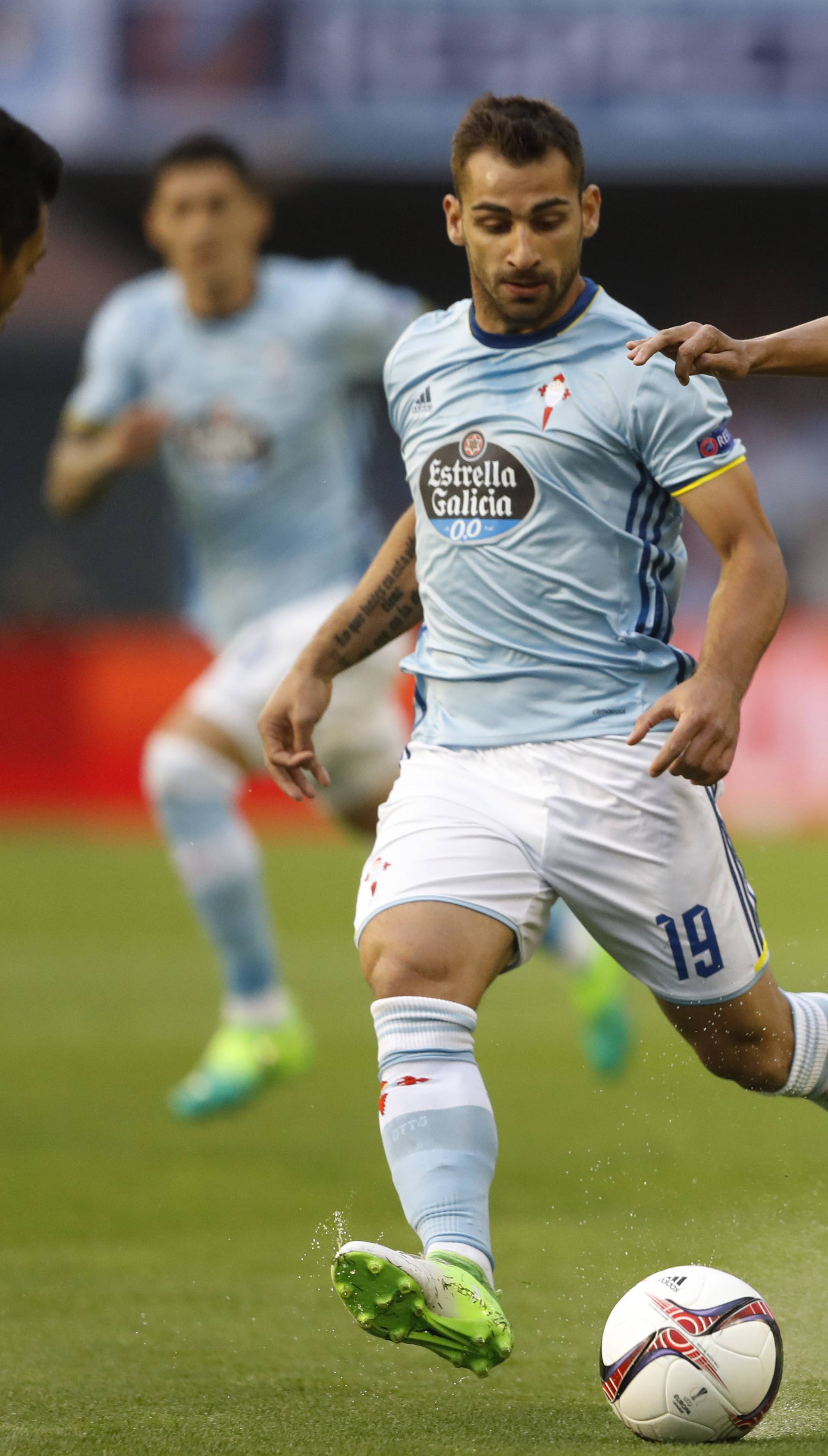 Manchester United's Jesse Lingard in action with Celta Vigo's Jonathan Castro Otto