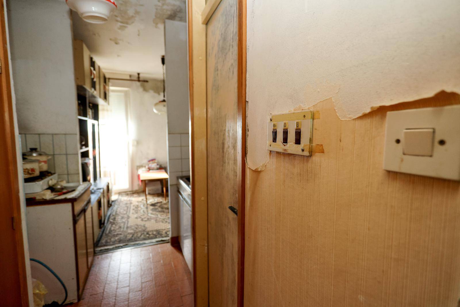 Benkovac: Branitelj Marko živi u stanu koji je u jako lošem stanju i nema struje