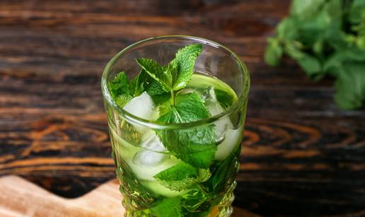 Savr&scaron;en za ljeto: Osvje&zcaron;avaju&cacute;i sirup od metvice bez kuhanja