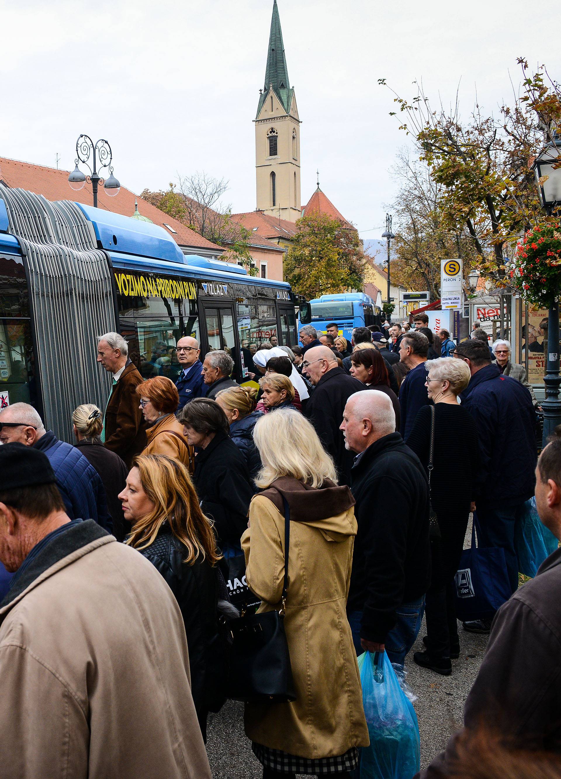 Zagreb: GraÄani na Kaptou ZET-ovim autobusima idu prema Mirogoju