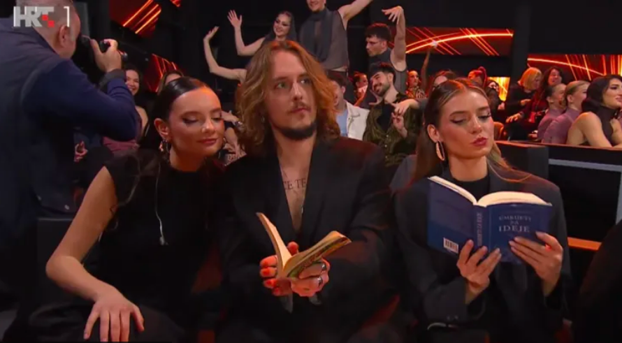 Stol pun knjiga: Marko Kutlić i u finalu čitao knjigu, sa sobom na Doru donio i filozofsko djelo