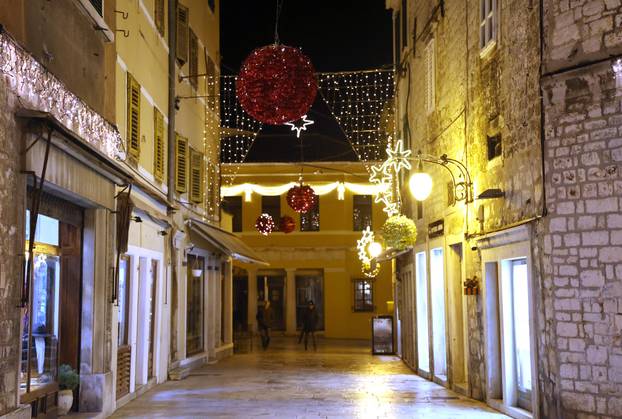 Šibenik zablistao adventskom ukrasnom rasvijetom
