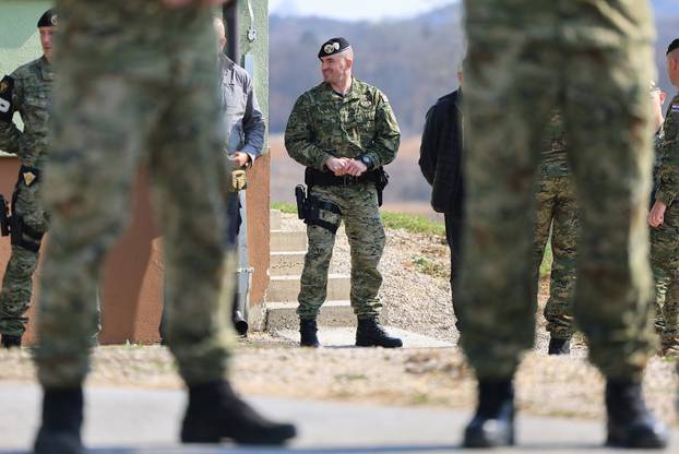 Ministar Anušić i general Kundid na prvom danu TVO-a na Slunju