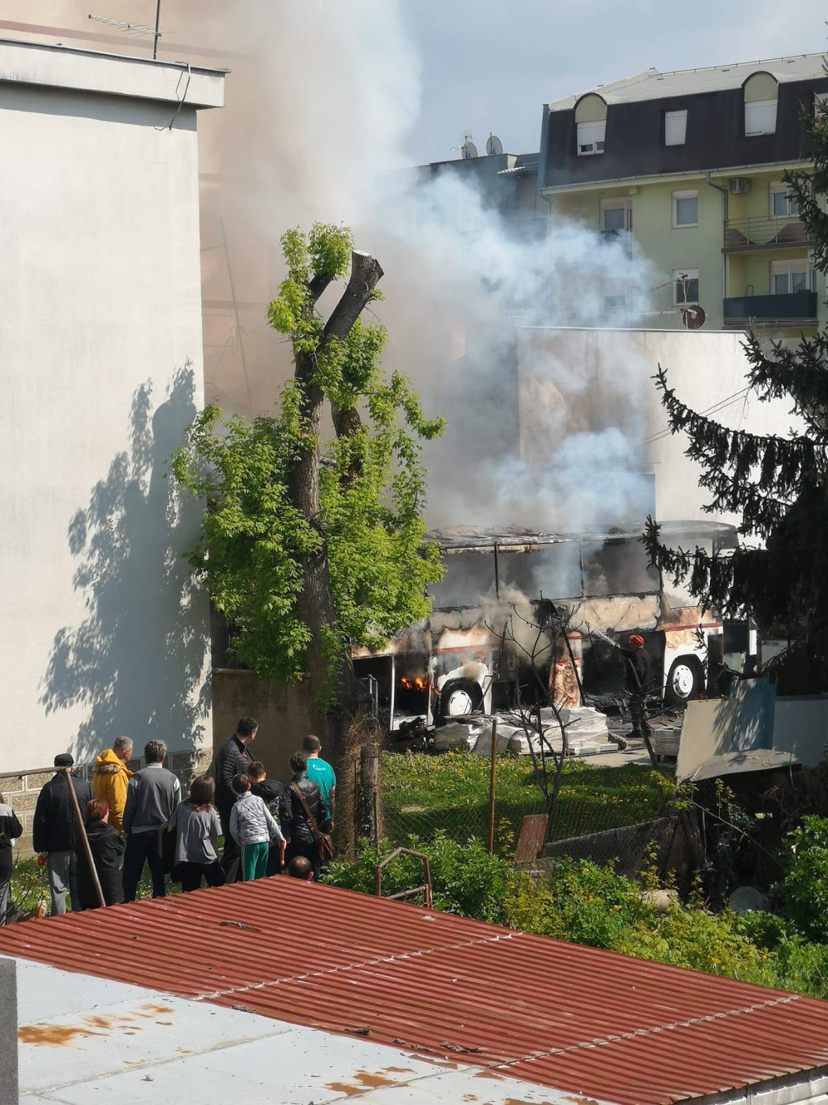 VIDEO Planuo bus u osječkom dvorištu: 'U ulici je puno djece, a vatra je zahvatila i dio kuće'