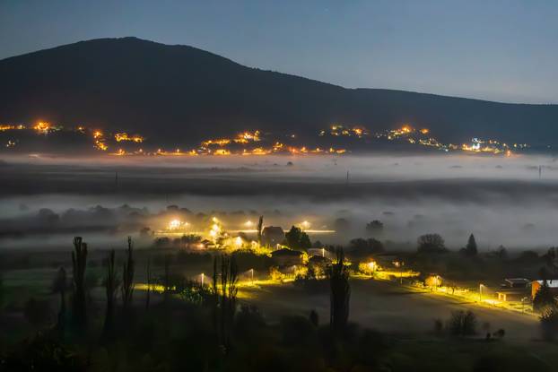 Magla noću iznad mjesta Bisko  
