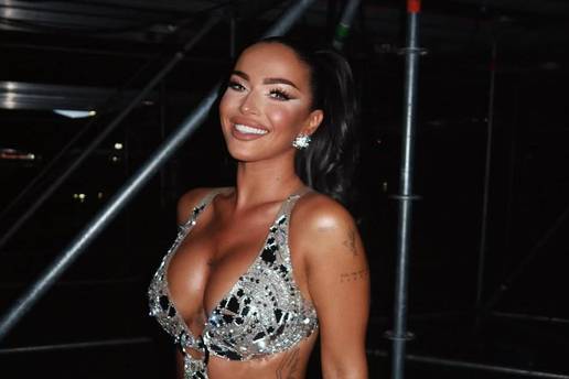 'D&zcaron;ehvy' odjenula premaleni bikini iz kojeg joj ispale grudi: 'Moja posljednja u ovoj godini'