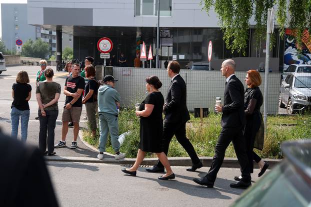 Graz: Dan nakon pokolja u školi brojni građani i učenici polažu cvijeće i pale svijeće za ubijene