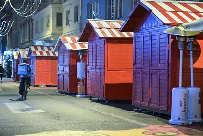 FOTO Završio Advent u Zagrebu: Radnici imali pune ruke posla s božićnim ukrasima i kućicama