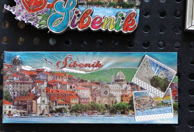 Šibenik: Ponuda suvenira u suvenirnici