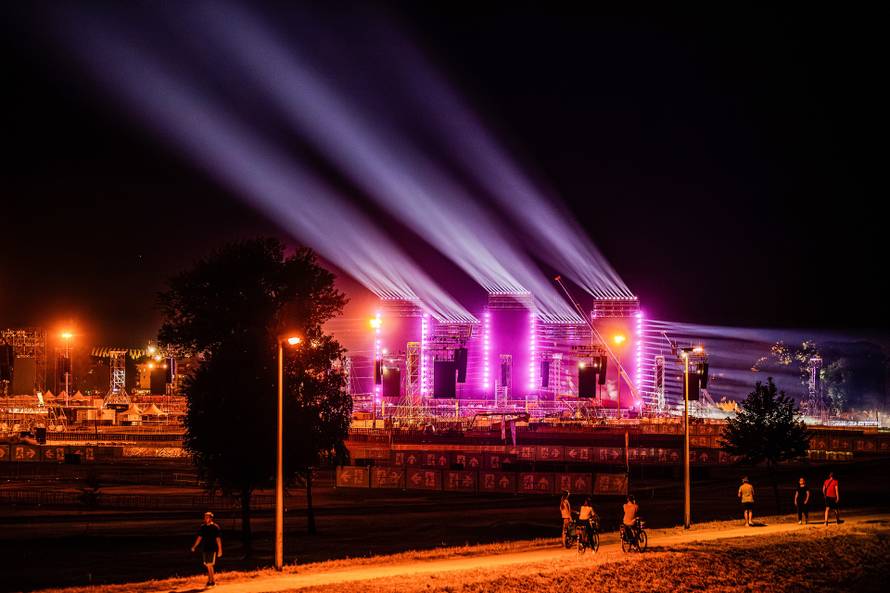 Zagreb: Spektakularna svjetlosna proba na Hipodromu uoči Thompsonovog koncerta