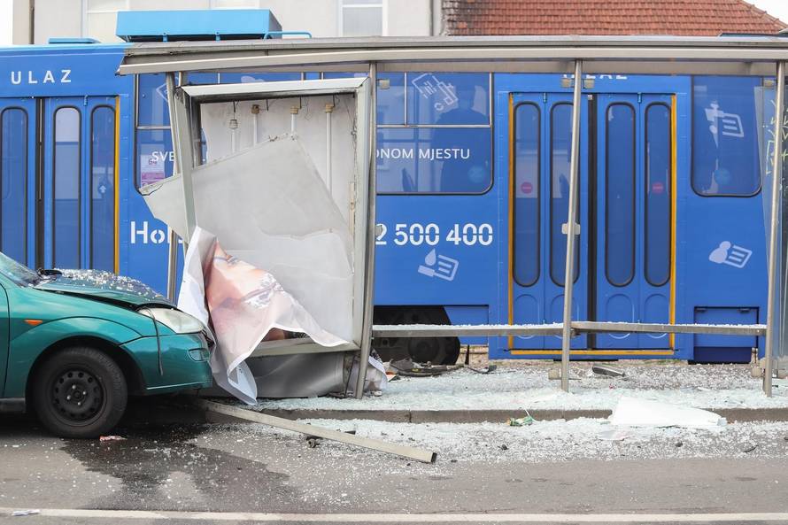 Autom se zabio u stanicu: 'Sreća da nitko nije stradao! Oštetio je tramvaj, razbio staklo, ogradu'